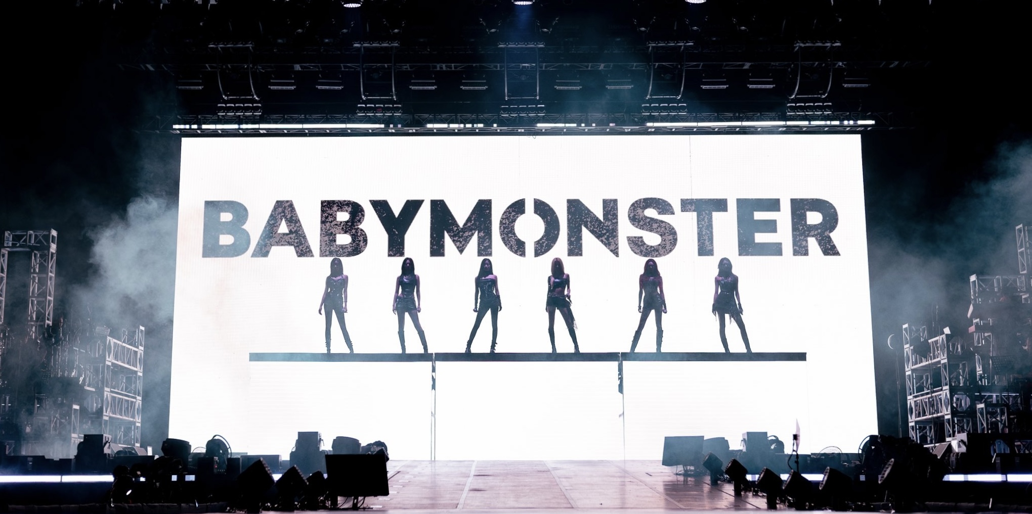 Discovery splash banner for BABYMONSTER_YG Discord server