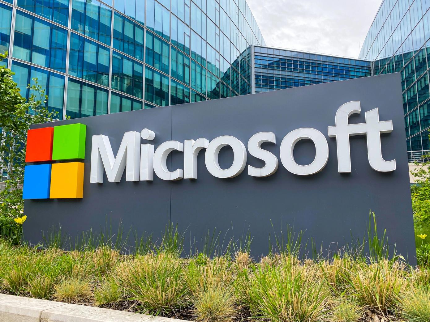 Discovery splash banner for Microsoft Interns, New Grads, & FTE (Unofficial) Discord server